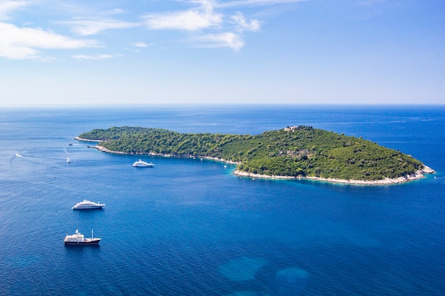 Blauwe zee met witte jachten in Lokrum eiland Dalmatische kust van de Adriatische Zee in Dubrovnik, Kroatië