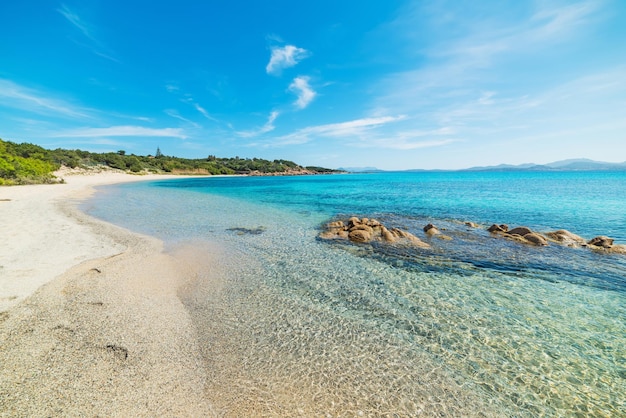 Blauwe zee op het strand van La Celvia Sardinië