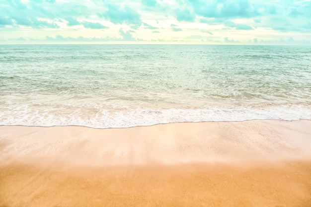 blauwe zee strand en hemelachtergrond