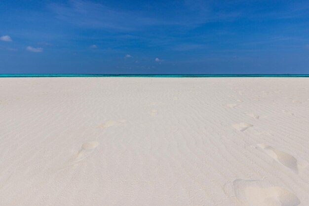 Blauwe zeegolf, oceaanlagune, wit schuim, zandstrand, turquoise oceaanwater close-up, zomervakantie