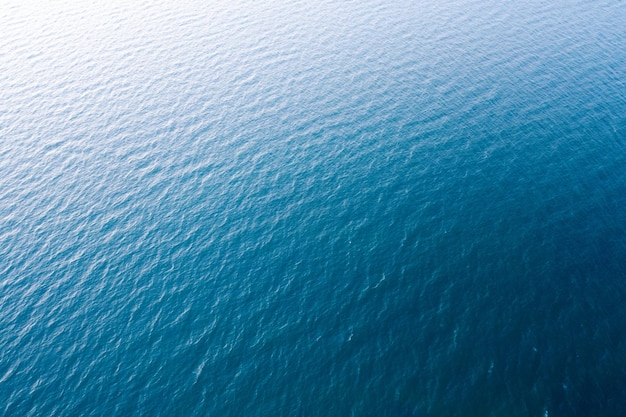 Blauwe zeewater textuur rustige en vredige achtergrond