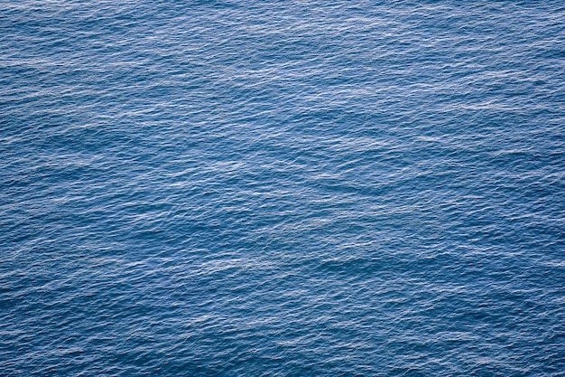 Blauwe zeewateroppervlak met golven bovenaanzicht