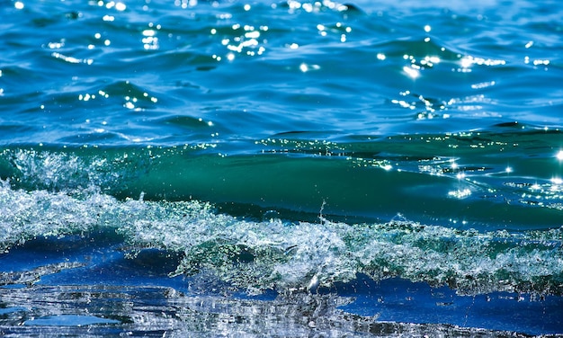 Blauwe zeewatertextuur als achtergrond