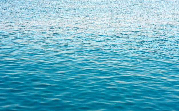 Blauwe zeewatertextuur als achtergrond