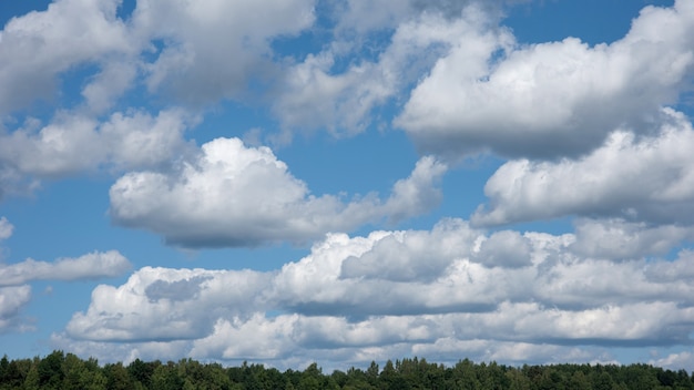 Blauwe zomer hemel witte cumulus wolken achtergrond