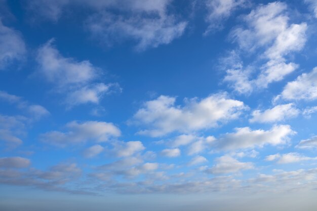 Blauwe zomerhemel met witte wolken