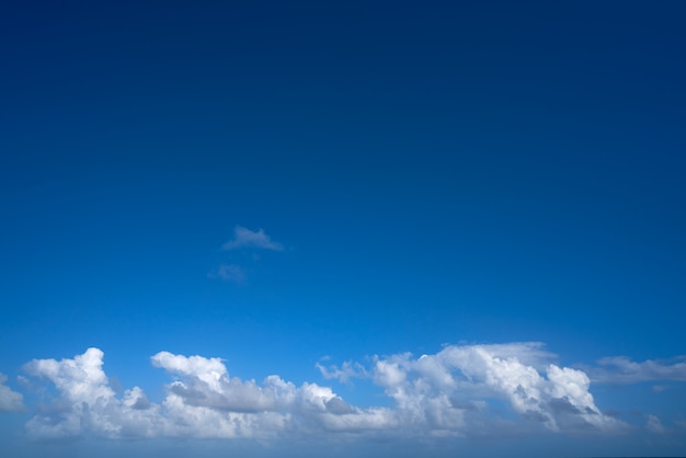 Blauwe zomerhemel witte cumuluswolken