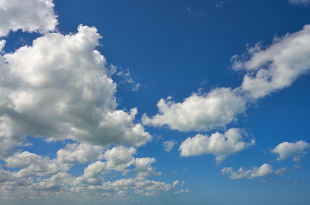 Blauwe zomerhemel witte cumuluswolken