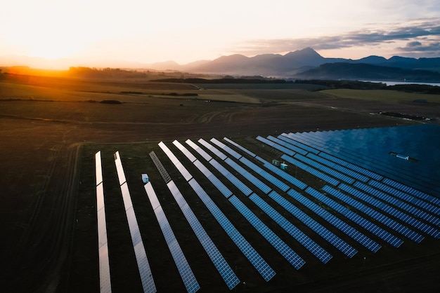 Blauwe zonnepanelen Fotovoltaïsche modules voor hernieuwbare energie Luchtfoto van zonnepaneel Alternatieve elektriciteitsbron