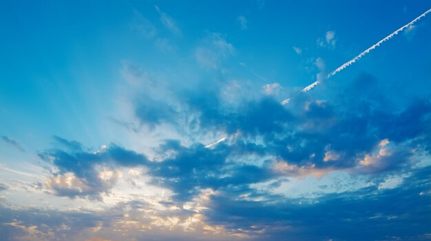 Blauwe zonsondergang met wolken