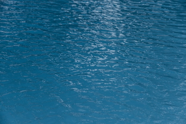 Blauwe zwembadrand met refection van de achtergrond van de waterrimpel