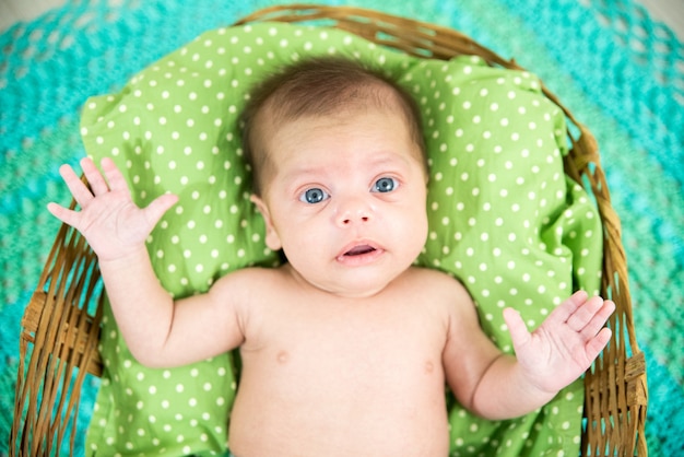 Blauwogige babyjongen - in de fotoshoot in de studio