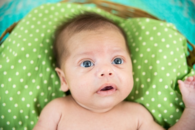 Blauwogige babyjongen - in de fotoshoot in de studio