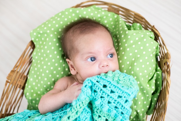 Blauwogige babyjongen - in de fotoshoot in de studio