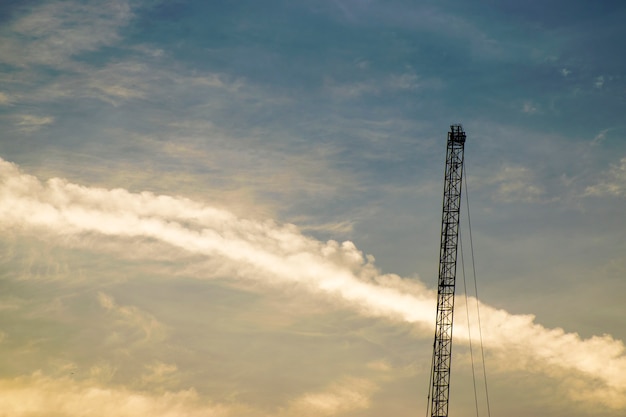 Blauworanje hemelwolk en zwarte vorm van kraan