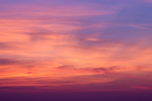 Blauwpaarse hemel Zonsondergang en wolken. Schoonheid natuurlijke achtergrond