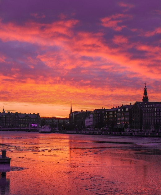 Photo blazing sunset over the frozen harbour in copenhagen