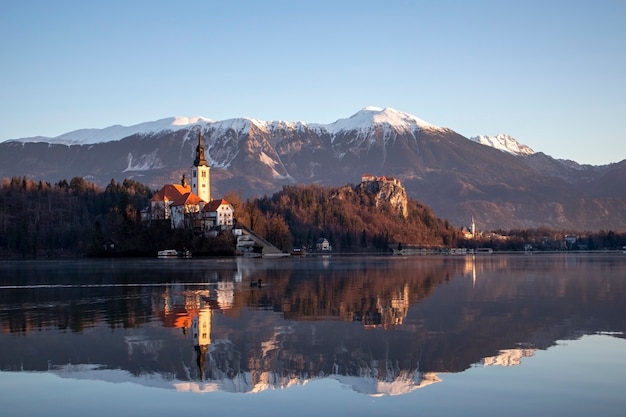 Photo bled lake a early winter morning in sunrise with the view of the island