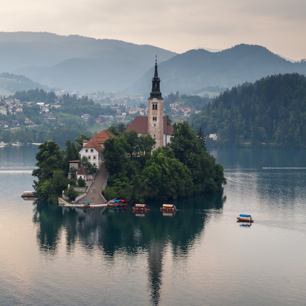 出血した湖スロベニア出血した島と小さな巡礼教会が湖に映っている
