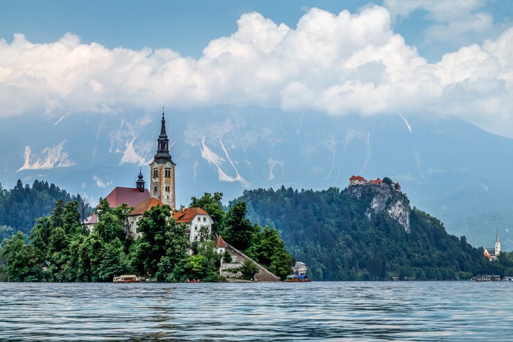 Photo bled lake slovenia island with pilgrimage church mountains in background peace and quiet