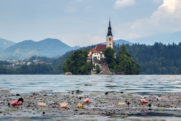 巡礼教会の山々を背景にしたブレッド湖スロベニア島平和と静けさ