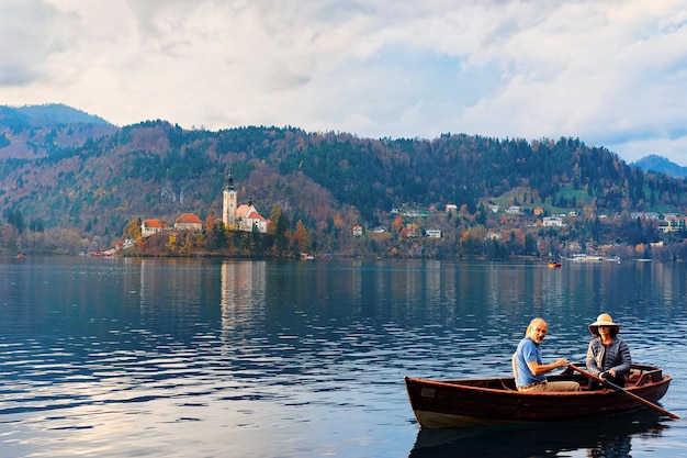 Bled, Slovenië - 10 november 2018: Prachtig landschap met mensen in een boot op het meer van Bled in Slovenië. Reizen in Europa