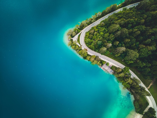 Bled Slovenië Luchtfoto van de prachtige bedevaartskerk aan het meer van Bled Raod in de buurt van het meer met blauw water Luchtfoto