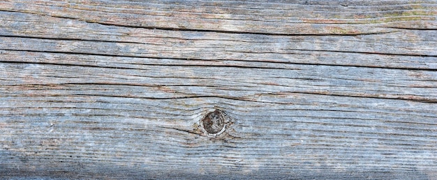 Bleek vervaagd bruin en koel blauw teruggewonnen grenenhouten oppervlak met verouderde planken op een rij verweerd