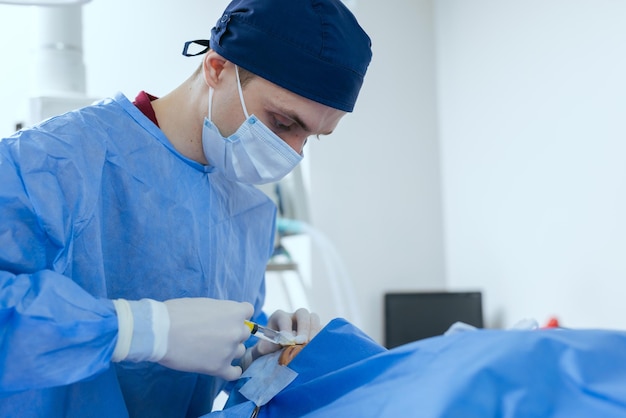 Blefaroplastie plastische chirurgie voor het corrigeren van defecten, misvormingen en misvormingen van de oogleden en voor het esthetisch wijzigen van de oogregio van het gezicht in de medische kliniek