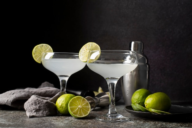 Miscela di cocktail in bicchieri con lime