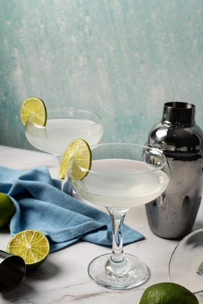 Miscela di cocktail in bicchieri con lime