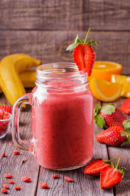 Blended smoothie met ingrediënten.