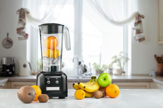 Blender en fruit op keukenruimte. stilleven