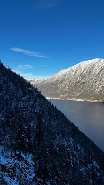 Blick auf see mit bergen