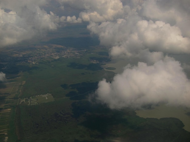 Blick aus dem flugzeug auf wolken und weitem land