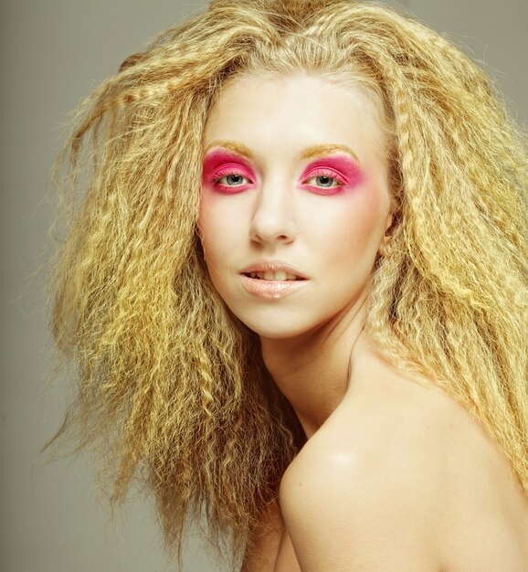 Blij blond met roze make-up