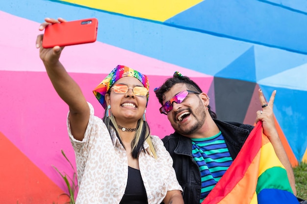 Blij en trots Een stel dat hun steun betuigt aan de LGBTQ-gemeenschap en een selfie maakt