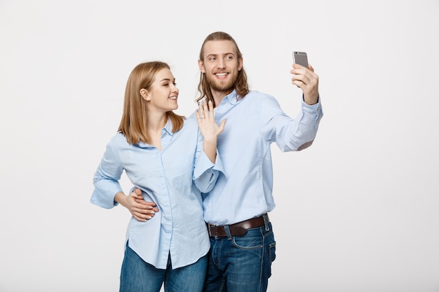 Blij jong houdend van paar die selfie maken