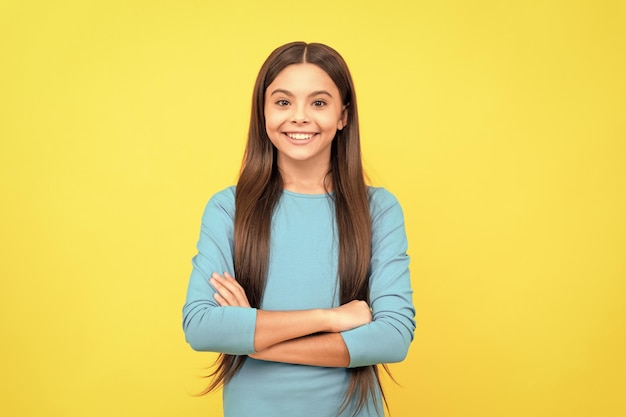 Blij kind met lang haar op gele achtergrondschoonheid