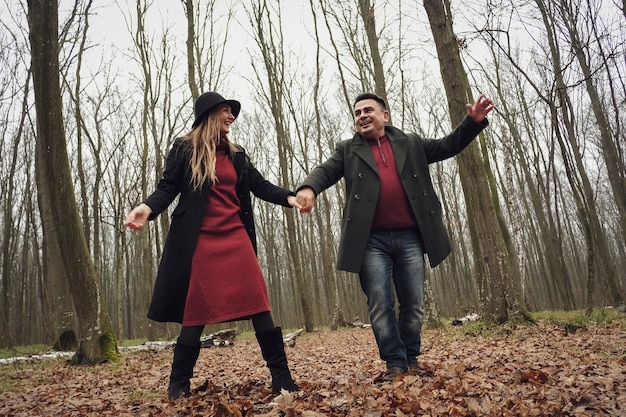 Blij liefdevol jong koppel op een romantische date