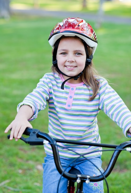 Blij meisje die een fiets berijden