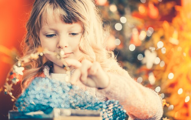 blij meisje met kerstcadeau op kerstavond