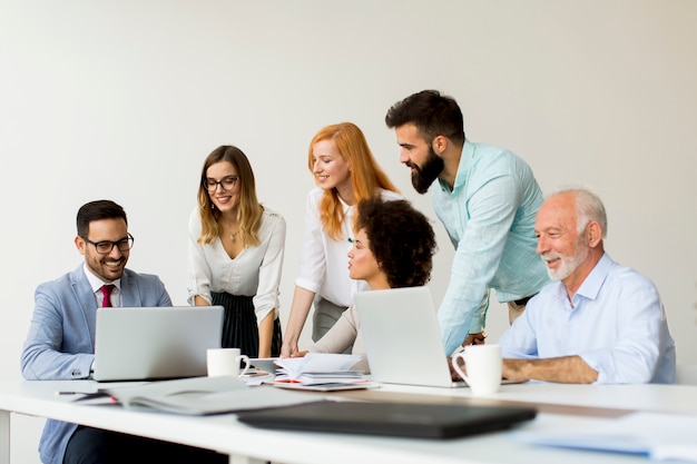 Blij multiraciaal commercieel team aan het werk in modern bureau