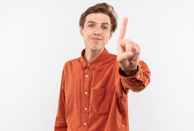 Blij uitziende jonge knappe kerel met een rood shirt waarop er een te zien is