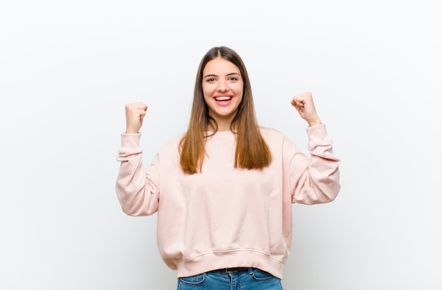 blij, verrast en trots voelen, schreeuwen en succes vieren met een grote glimlach