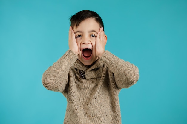 Blij verrast kleine jongen