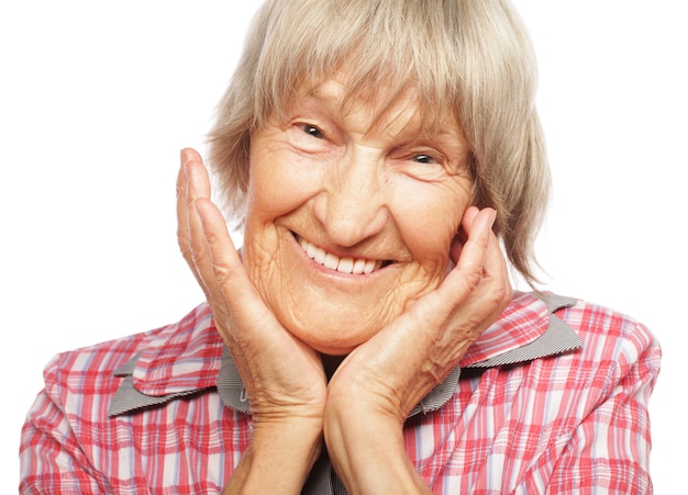 Foto blij verrast senior vrouw camera kijken