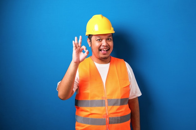 Blij zelfverzekerde dikke Aziatische constructuin werknemer man met brede glimlach