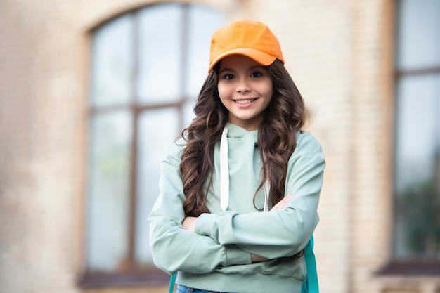 Blije casual tienermeisjes-jeugd op straat foto van casual tienermeisjes-jeugd in pet