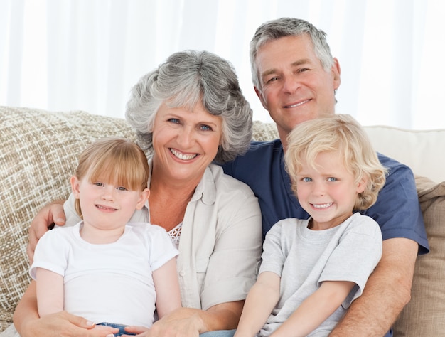 Blije familie die de camera bekijkt